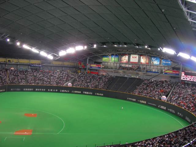 試合開始前の球場内の風景（17時48分）